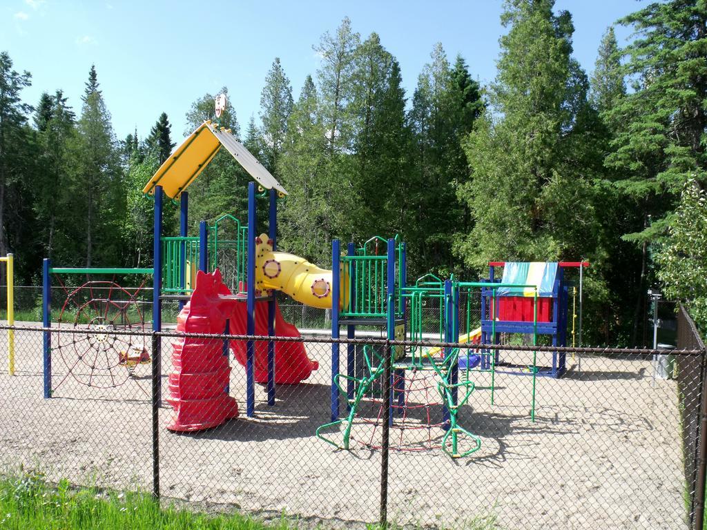 Camping Le 4 Chemins LʼAnse-Saint-Jean Habitación foto
