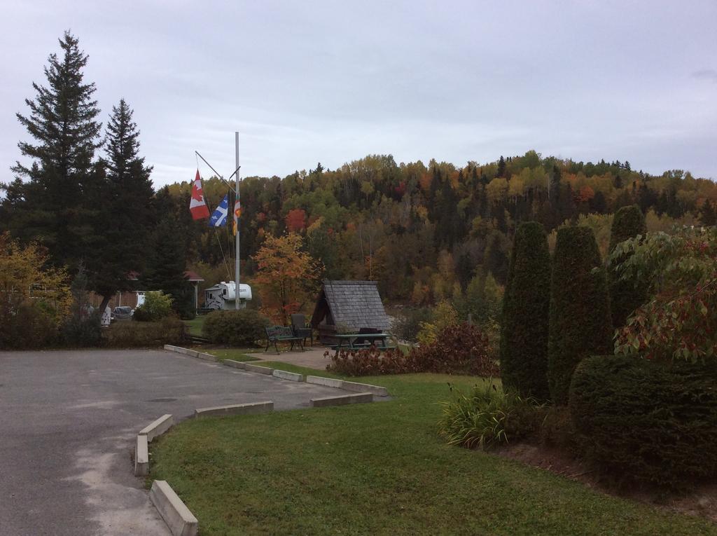 Camping Le 4 Chemins LʼAnse-Saint-Jean Habitación foto