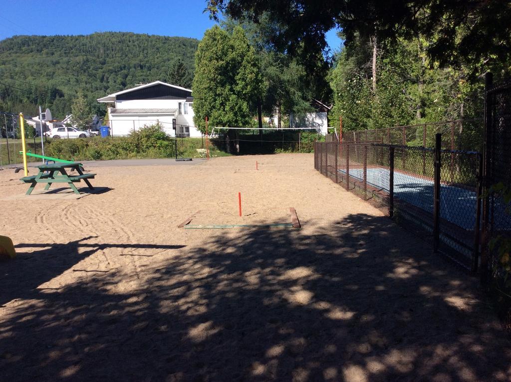 Camping Le 4 Chemins LʼAnse-Saint-Jean Habitación foto
