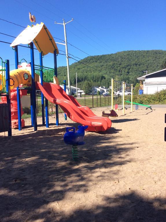 Camping Le 4 Chemins LʼAnse-Saint-Jean Habitación foto