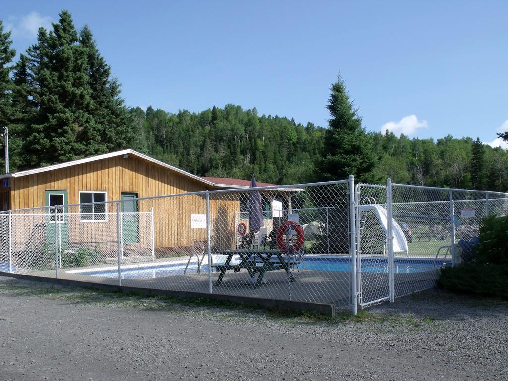 Camping Le 4 Chemins LʼAnse-Saint-Jean Habitación foto