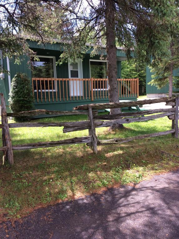 Camping Le 4 Chemins LʼAnse-Saint-Jean Exterior foto